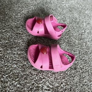 Crocs girls classic heart charm sandals